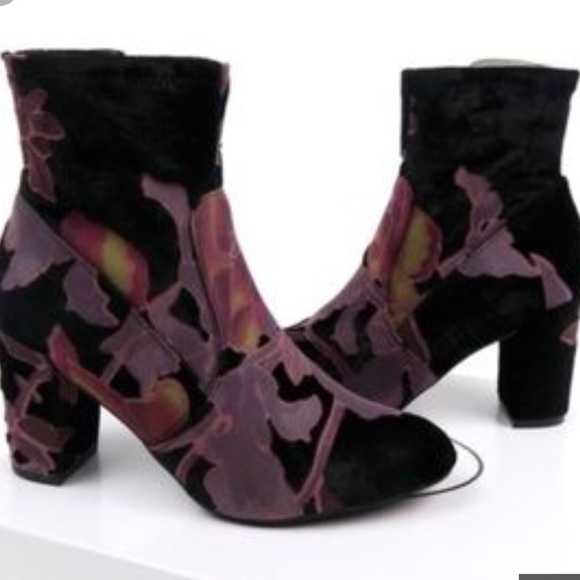 Steve Madden Shoes - Steve Madden Emison Velvet Booties Size 7 Boots